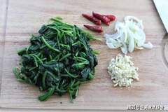 花生米拌菠菜的做法，这道快手拌菜适合夏季三伏天当下饭菜，每次都多吃两碗饭！