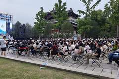 高举手机拍不停，外地游客称来济旅游偶遇泉水节很幸运