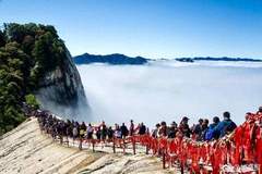 消费降级实锤了？华山游客锐减，一家三口光门票索道就花1500