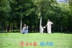 济南森林公园林间纳凉成夏日热点，城市绿肺变身惠民避暑胜地