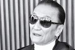 狄波拉丈夫江耀城心胸豁达，与谢贤交好帮料理后事，机长经历见证格局