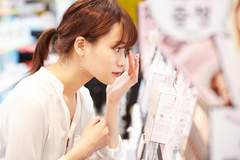 美妆消费决策迎来新拐点 AI成00后美妆选择核心参考 品牌需扎实产品力才能破局