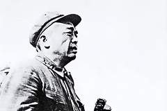 女特务刺杀彭德怀失败，执行枪决时却被彭总喊住：她的孩子还小