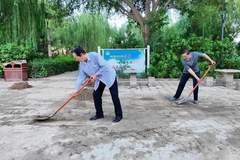 敦煌党河清淤添亮色 银发志愿者并肩绘就最美风景线