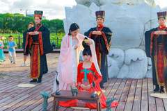 8月荷花仙子夜演盛典启幕，打铁花烟花木偶与荷塘灯展打造今夏绝美国风打卡地