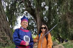 “捕快大叔”古蜀道“押送”游客火了 当事人：只想把家乡古道保护好