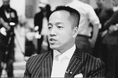 管着24亿资产的传奇富豪坠楼身亡，他亲手撕掉了自己的“保命符”？