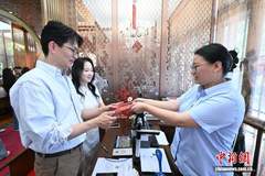 七夕佳节 杭州“最美婚登处”迎新人登记高峰