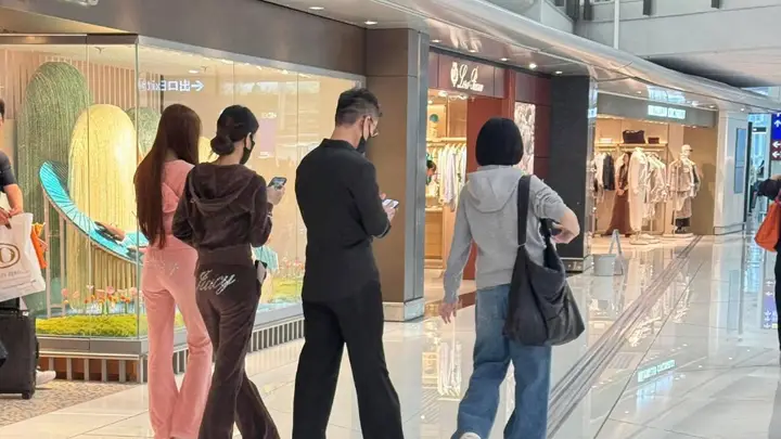 小S和老公带女儿到香港度假 一家四口逛商场好惬意