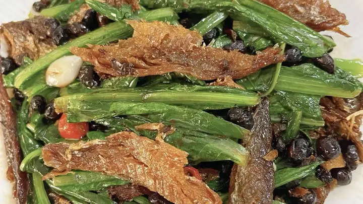 夏天怕热不想久待厨房，豆豉鱼炒油麦菜十分钟就能轻松上桌