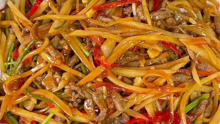 酸辣开胃!泡椒牛肉土豆丝,好吃到舔盘
