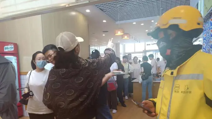 从东北特色美食到早餐连锁品牌，笼宝禾二两包子铺探索规模化发展路径