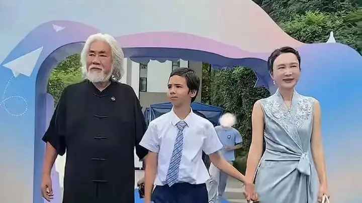 张纪中夫妇盛装出席儿子毕业典礼,杜星霖新中式裙配4万包包尽显贵气