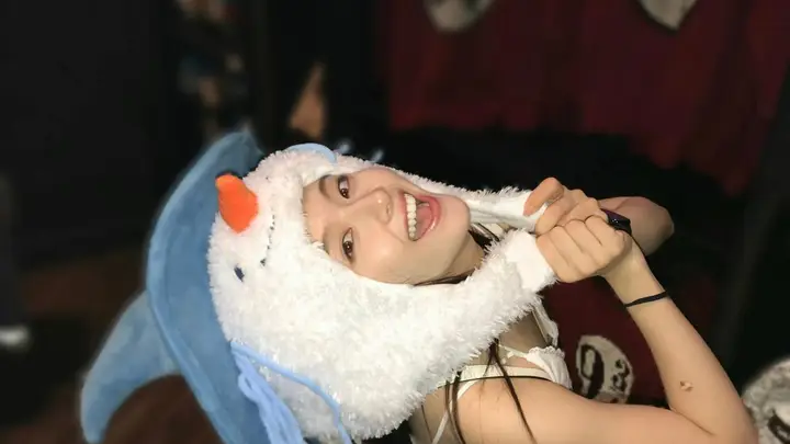 李兰迪戴雪人帽出游 自拍灵动元气满满