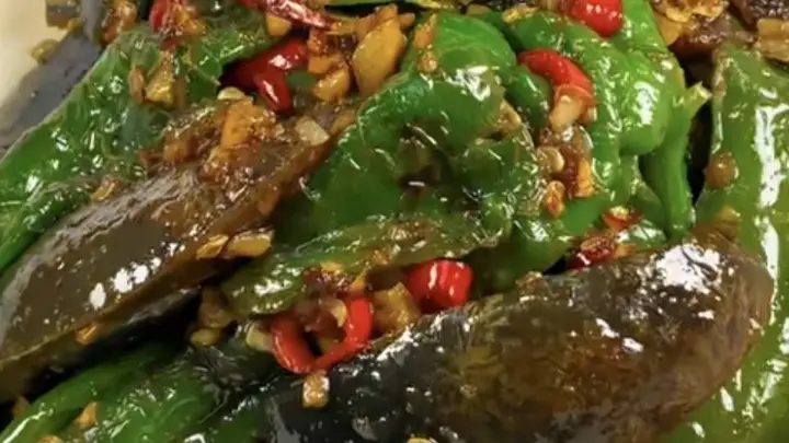 擂椒炒皮蛋：家常下饭菜的焦香诱惑