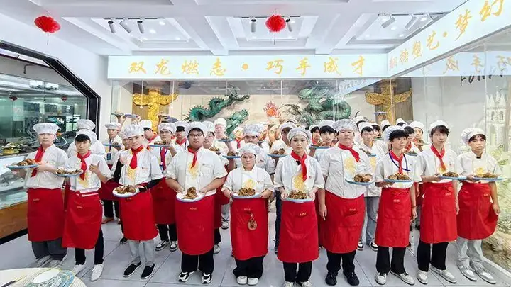 郑州北方烹饪学校学子慢炖酱香大骨,实践考核展现真功夫