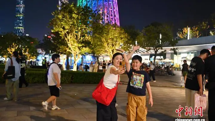 广州塔灯光秀点亮七月夏夜 成暑期游客热门打卡目的地