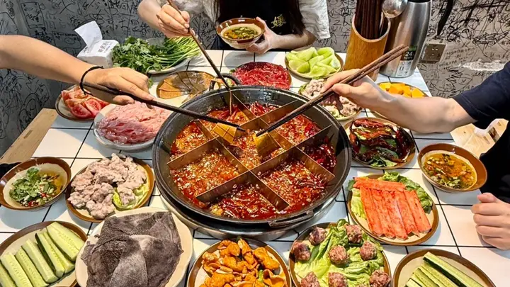 洪崖洞周边火锅选对就够味 地道牛油锅配鲜食材才不踩坑