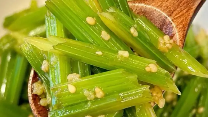 3分钟就能做好！这道嘎嘣脆的凉拌芹菜，是夏日餐桌让人上瘾的开胃神器