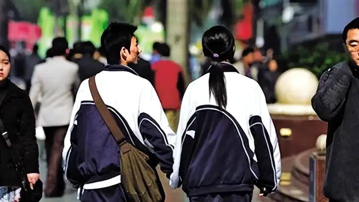初二女生提出要去男友家过夜，父亲的应对成了所有家长的优秀范本，帮孩子平稳度过青春期情感萌芽