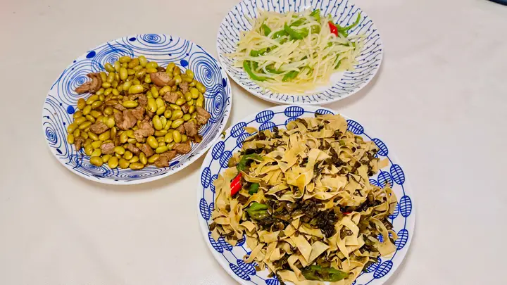 好久没吃热干面了,炒好菜后,给自己煮碗面