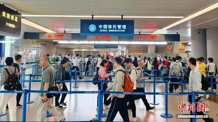 暑运首日3.3万人次中国旅客从浦东国际机场口岸出境
