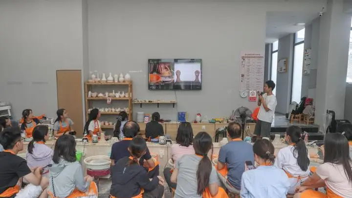江西景德镇:“千年瓷都”迎暑期陶艺体验热