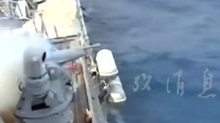 美海军战舰开火时突发事故:舰炮刚打一发就炸膛,炮管坠海