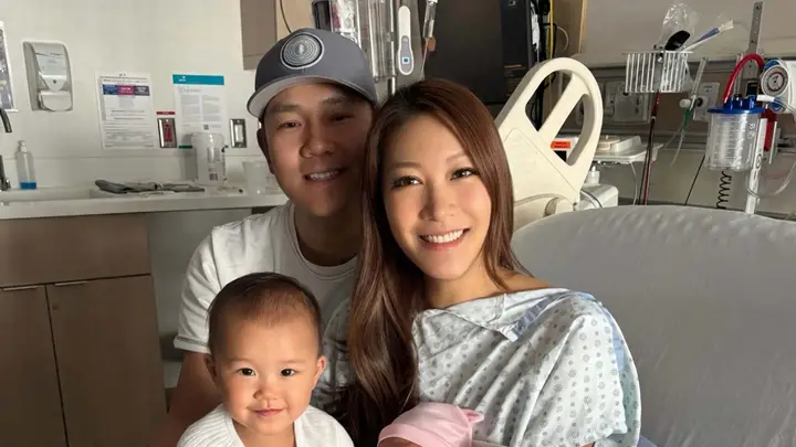 周美欣二胎顺产仅用一小时,羊水穿破喷了老公一身