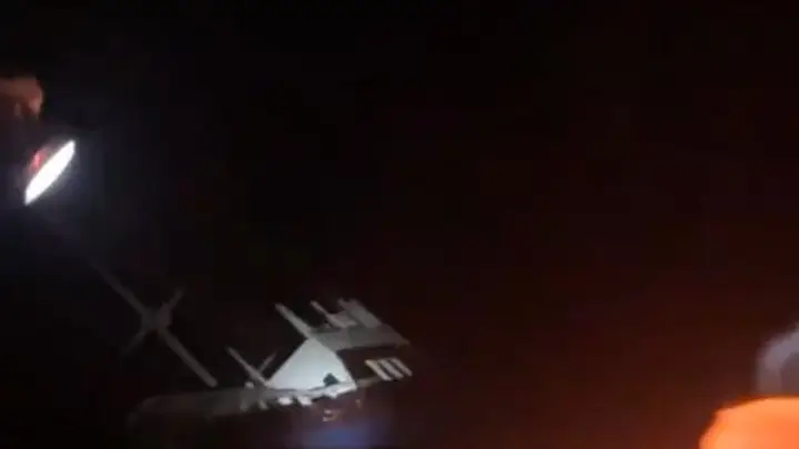 中国游客亲历印尼沉船惊魂一夜 救生筏里8人惊恐万分 幸被路过游船及时救援