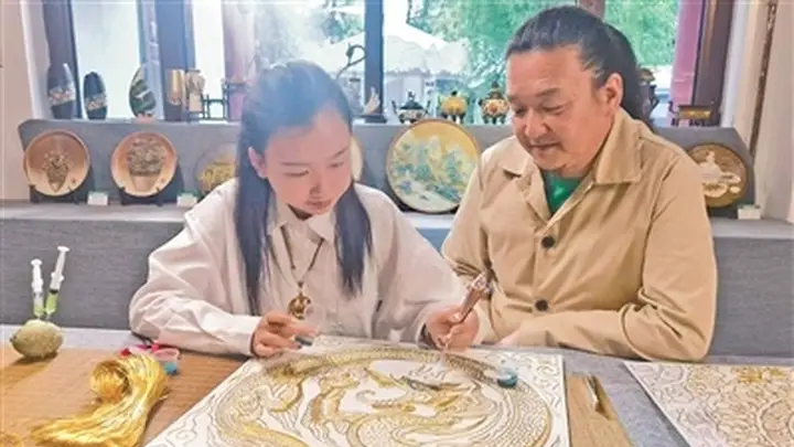 陇派珐琅新风尚：00后巧手传承古老技艺