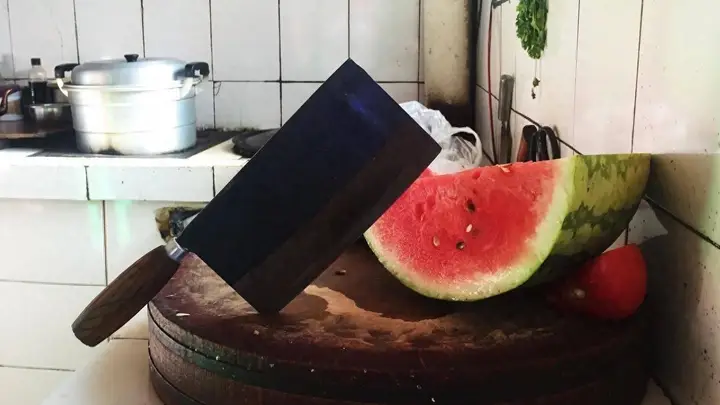 母亲削瓜的温馨时光