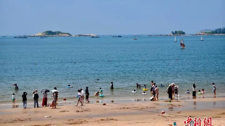 福建东山暑期海景引游人