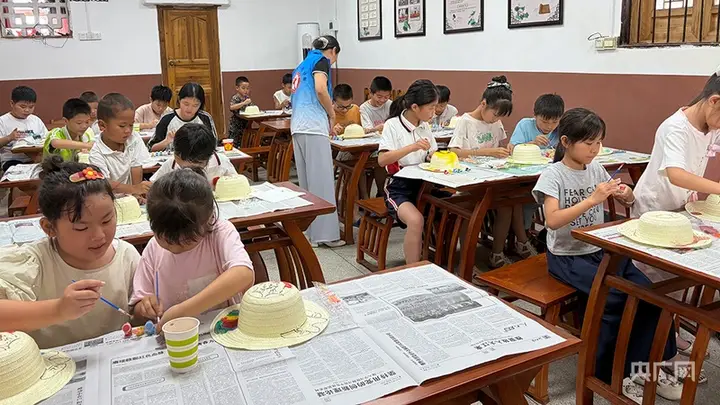 江西吉安:草帽绘童心 清凉艺夏润乡间