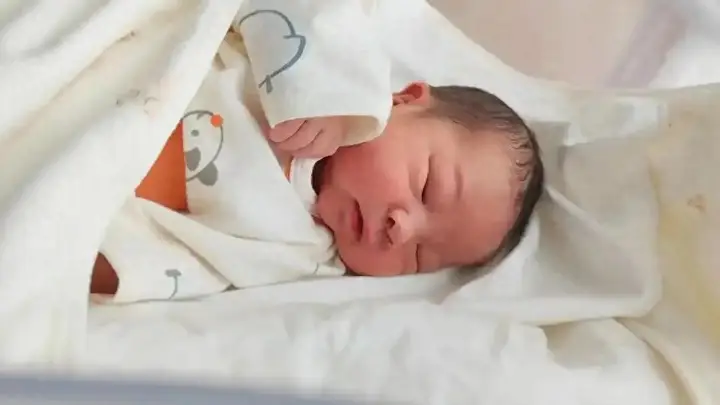 宝宝出生时，这4个部位越丑，长大颜值反而越高，父母别嫌弃 ！