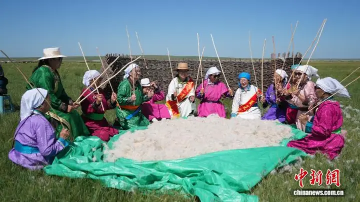 内蒙古西乌珠穆沁草原传统擀毡技艺传承，为游牧生活留住非遗亮色