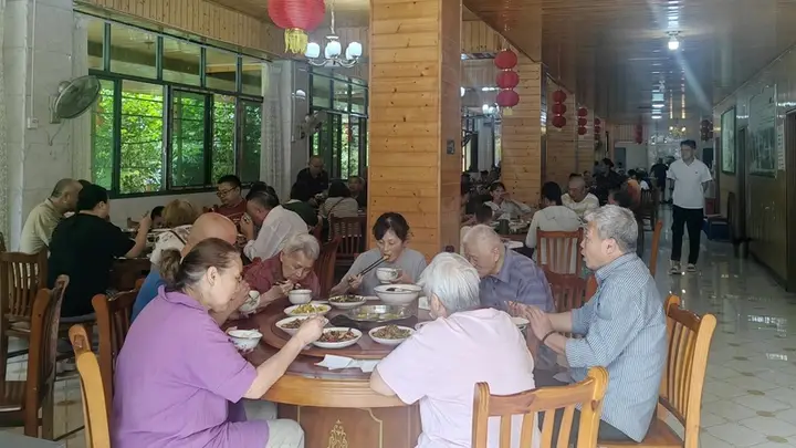 习水县吼滩村成避暑热门地 旺季住宿就餐爆满引客留半月