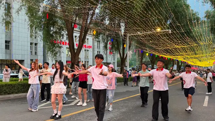 长白县“精彩夜吉林”2026消夏演出季夜市快闪活动落地 9场展演成夜经济特色名片