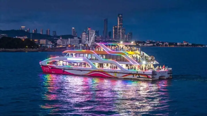 青岛首条栈桥海上夜游航线启航 点亮夏夜文旅新热度 海事多重举措筑牢安全屏障