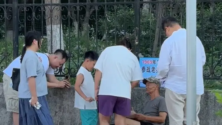 八十岁退伍老兵街头摆摊,年轻人排队等他画……