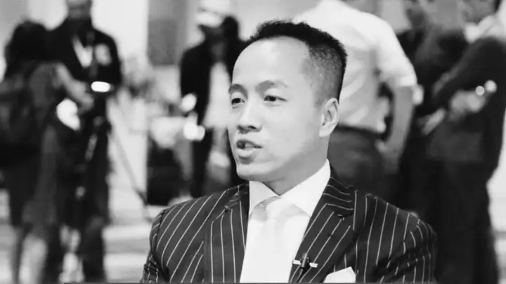 管着24亿资产的传奇富豪坠楼身亡，他亲手撕掉了自己的“保命符”？
