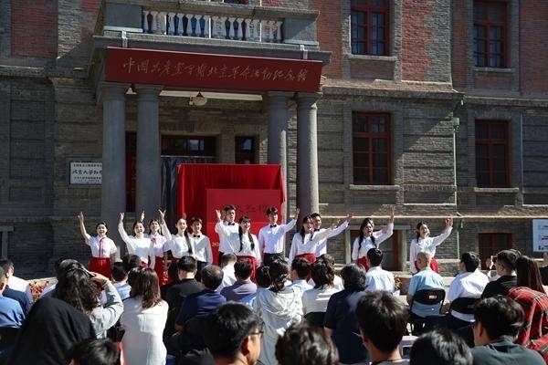 在躬身实践中读懂“中国共产党为什么行”