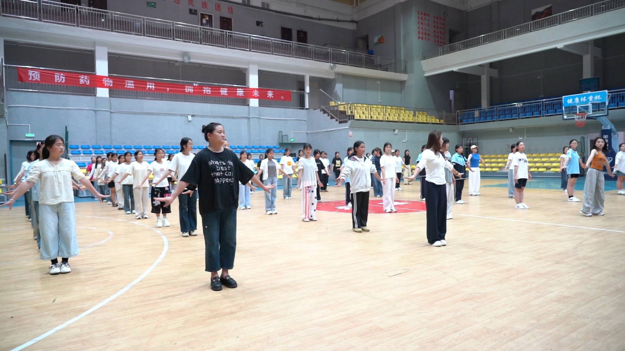 贵州省黔东南州成立70周年庆祝大会临近 丹寨表演团队加紧排练