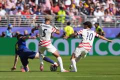 世界杯-德米罗维奇造险巴洛贡破门+中柱 半场美国1-0波黑