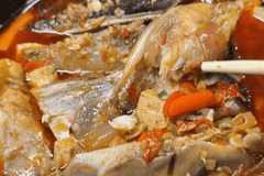 红椒铺就盘中色,百年湘味尽在剁椒鱼头间
