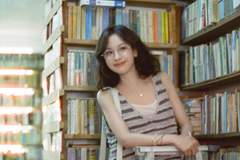 陈都灵条纹套装现身旧书店 温婉气质尽显