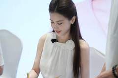 黄圣依现身书博会签售新书 穿白色长裙温柔又知性