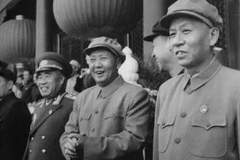 1955年刘少奇找到陈毅,让他把元帅军衔让给粟裕,陈毅什么反应?