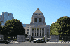 高市早苗涉台表述删改28字、对华改口，日本换将难阻右翼扩军外交阻力