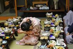 日本民众笑容为何难觅？三大核心原因戳破体面表象